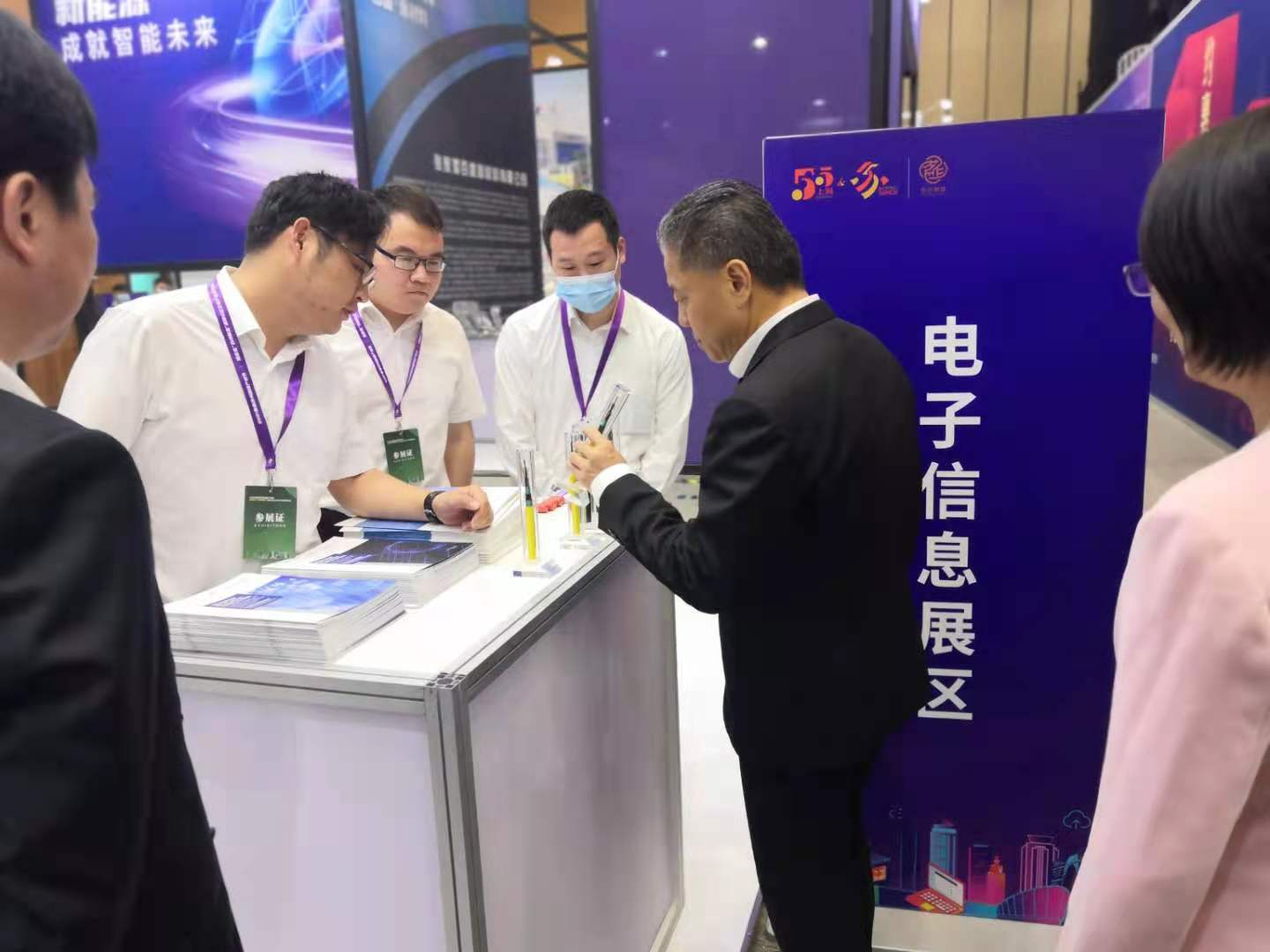 楊市長(zhǎng)、方書記親臨亨通展位 | 2021首屆蘇州超級(jí)產(chǎn)地節(jié)(圖6)